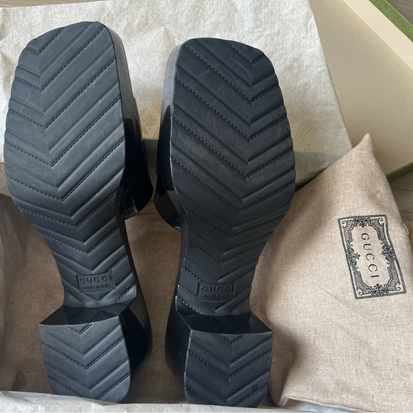 GUCCI Women's rubber slide sandal - Picture 3 of 5